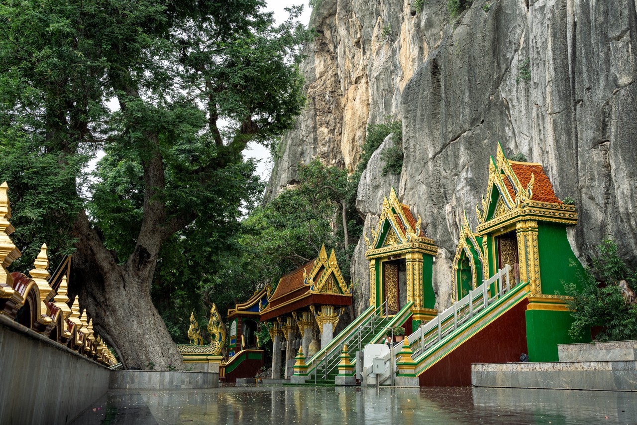 วัดถ้ำเขาย้อย