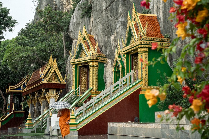 วัดถ้ำเขาย้อย