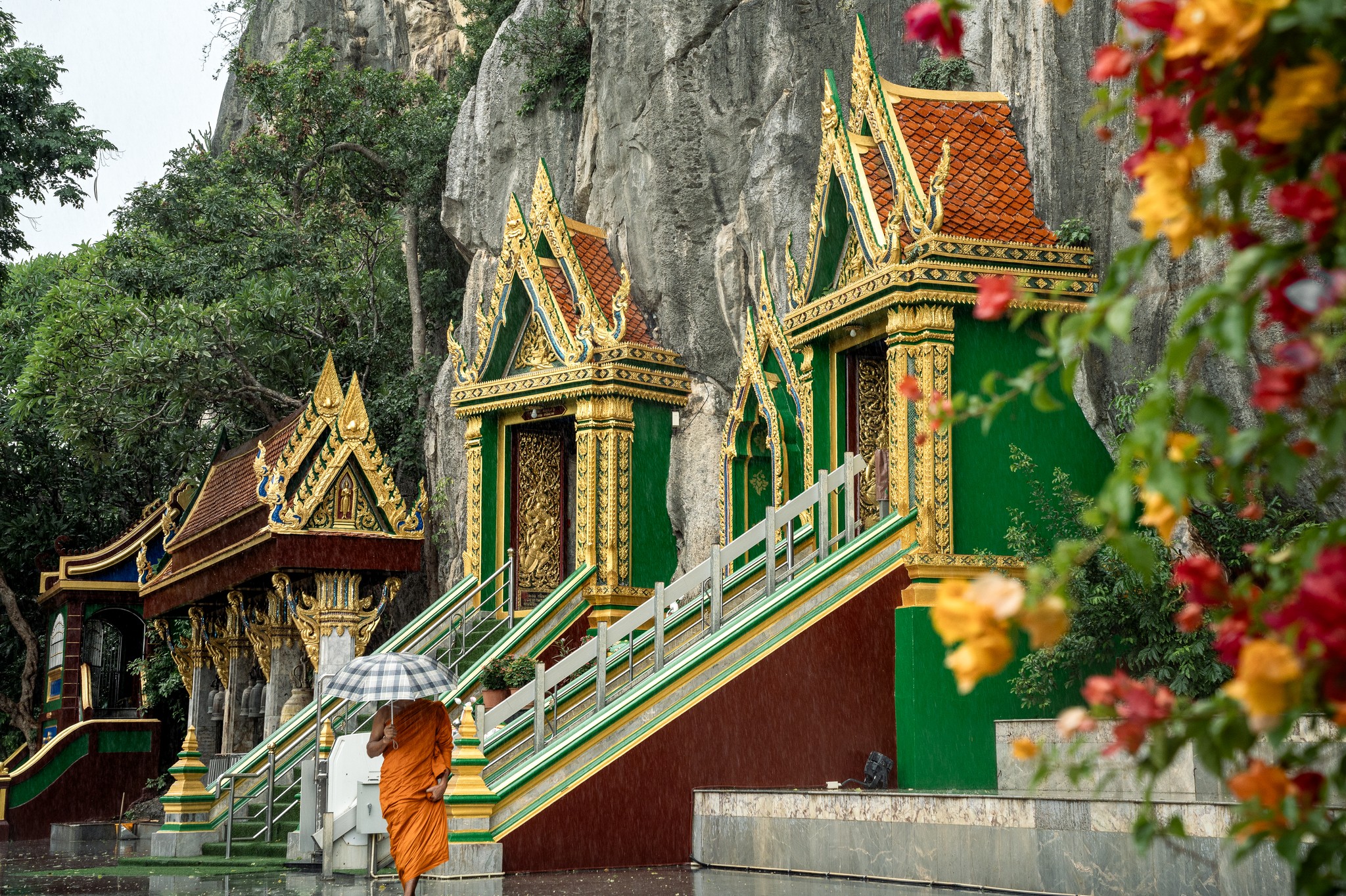 วัดถ้ำเขาย้อย